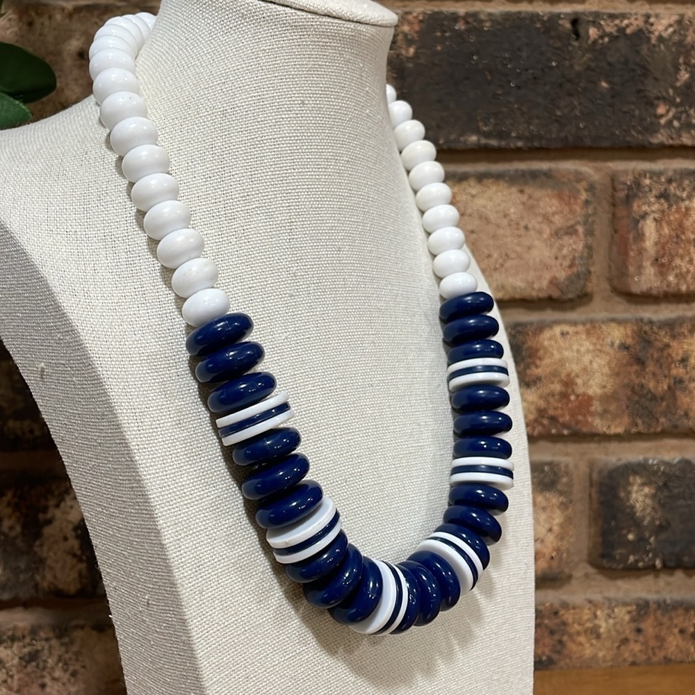Vintage Navy Blue and White beaded necklace - Picture 4 of 5
